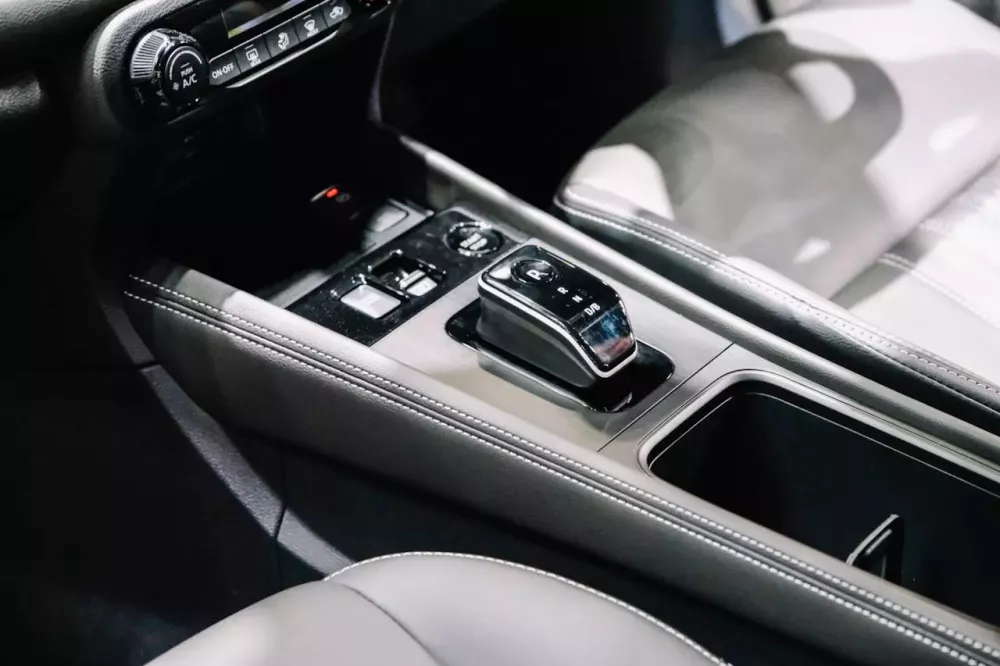 Cụm điều khiển trung tâm của Nissan Kicks 2026 với cần số gọn gàng