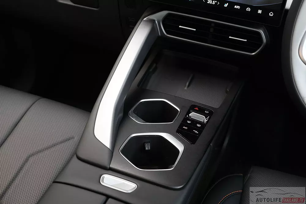 Cụm điều khiển trung tâm của Omoda C5 EV 2026