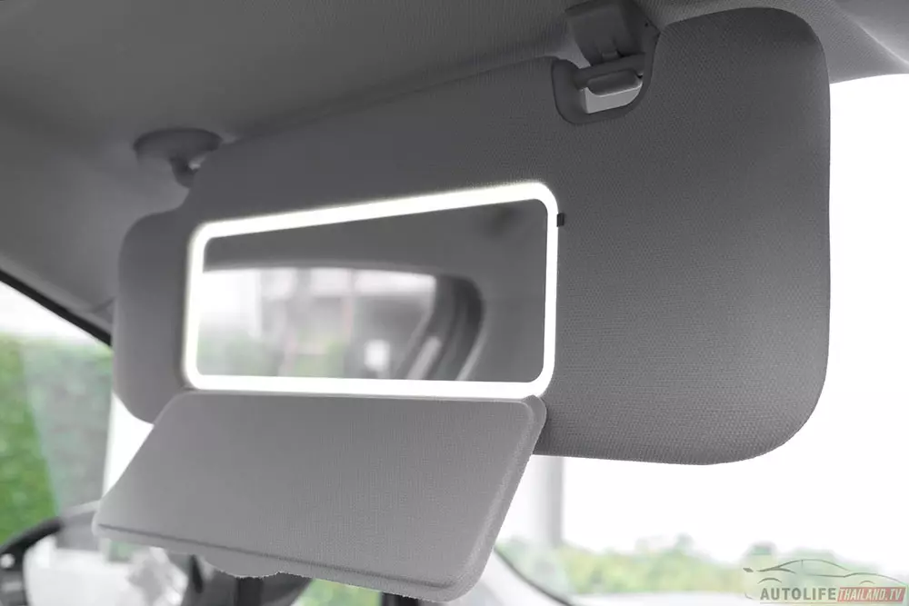 Gương trang điểm của Omoda C5 EV 2026
