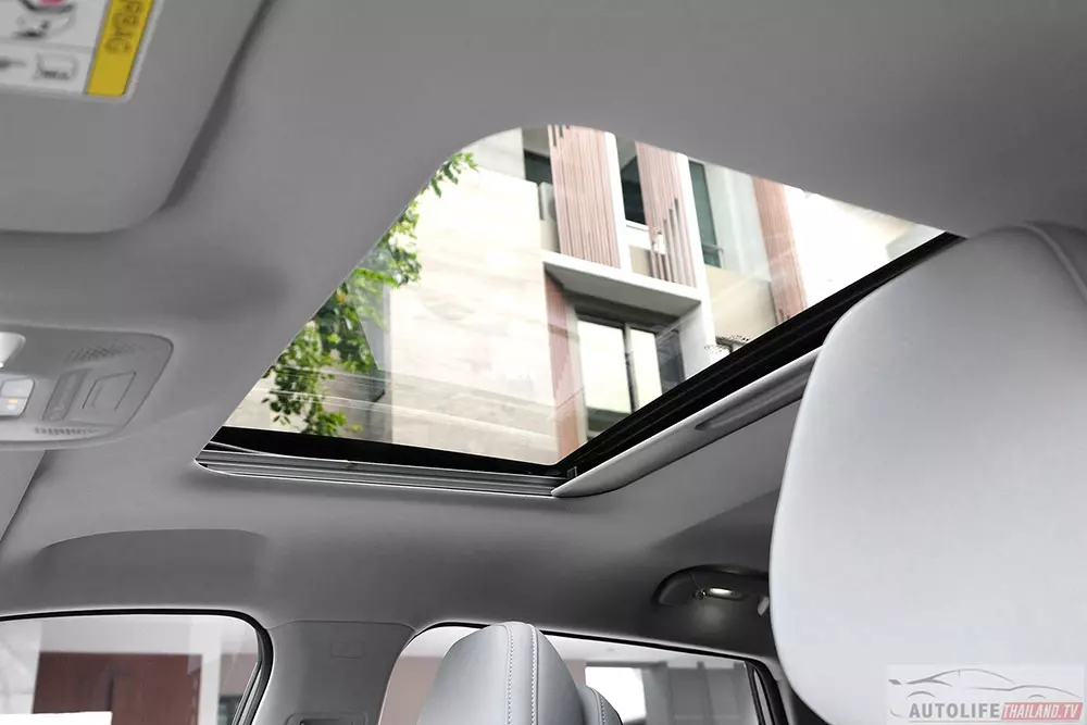 Cửa sổ trời của Omoda C5 EV 2026