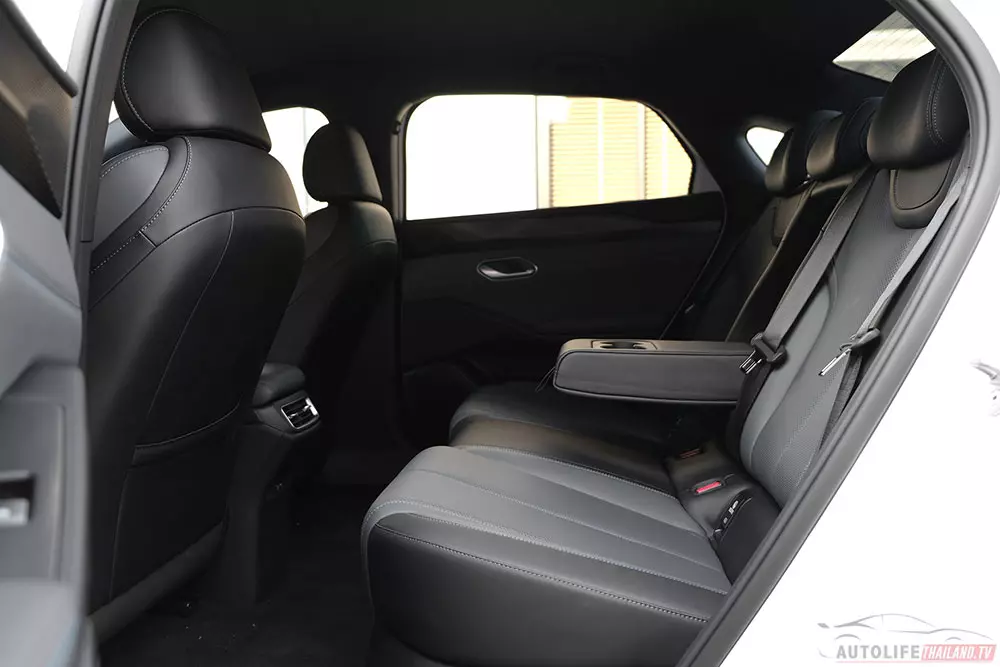 Hàng ghế sau rộng rãi của BYD Seal 6 