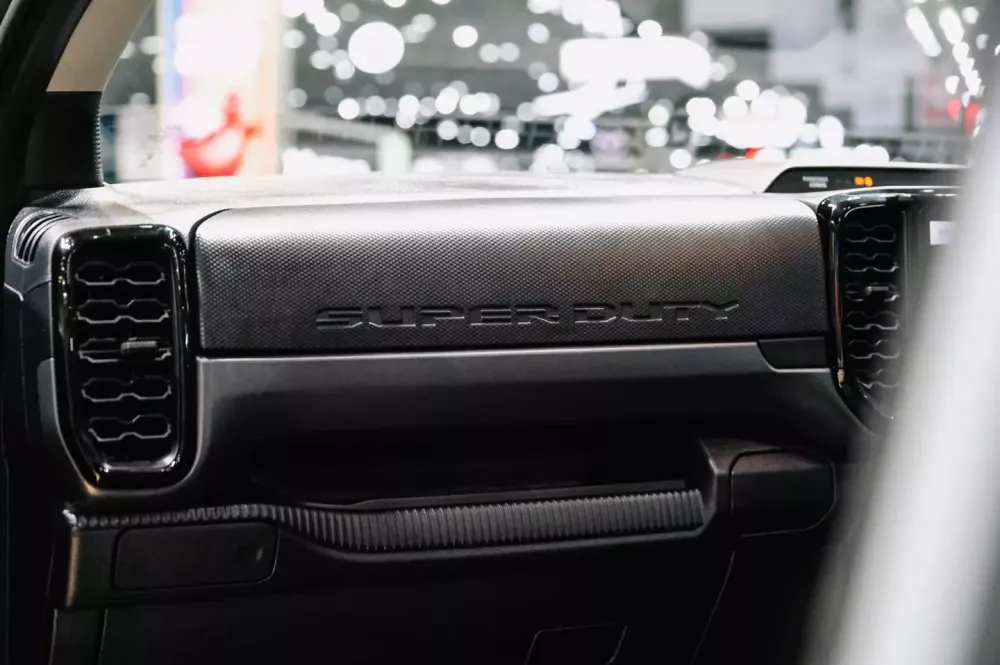 Dòng chữ Super Duty trên mặt táp-lô là dấu hiệu nhận biết cho phiên bản hạng nặng của Ford Ranger.