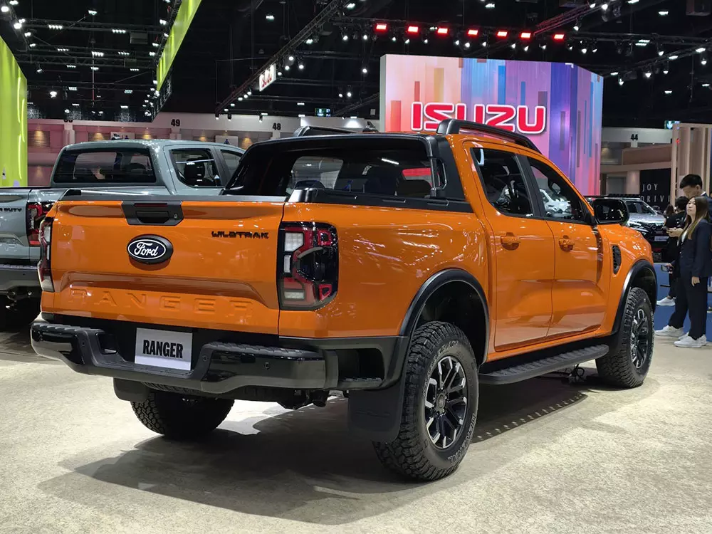 Ford Ranger Wildtrak X được trang bị giá nóc với thanh thể thao có thể trượt tương tự bản Stormtrak