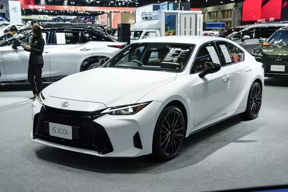 Cận cảnh Lexus IS300h 2026 mới ra mắt Đông Nam Á