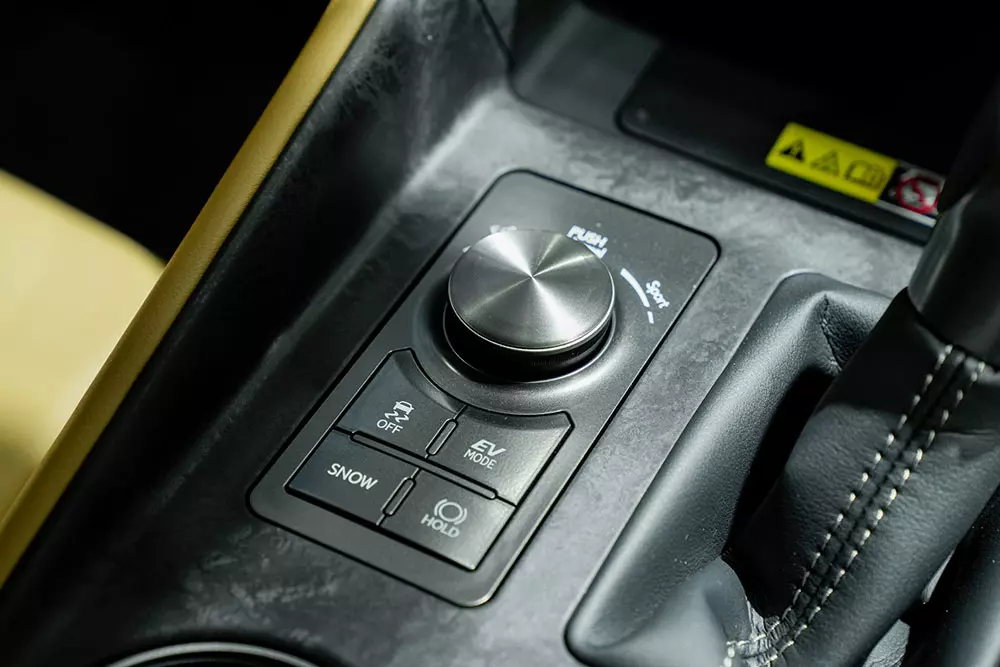 Núm xoay chọn chế độ lái của Lexus IS300h Luxury 2026