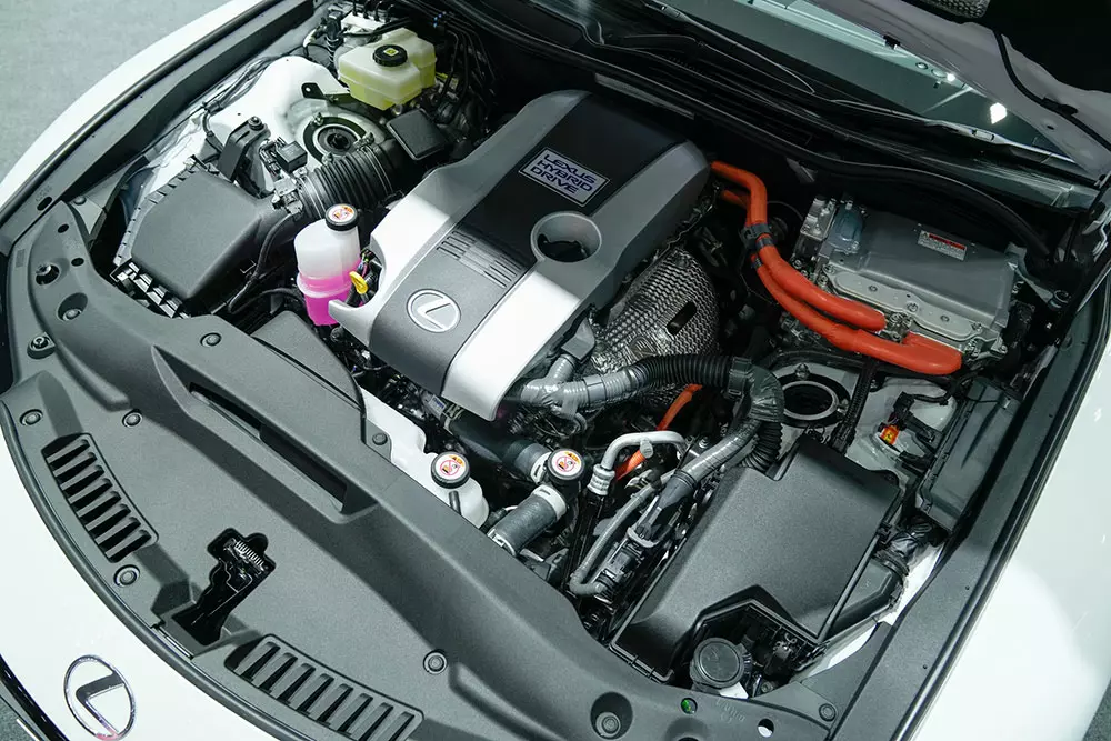 Lexus IS300h Luxury 2026 dùng động cơ hybrid tiết kiệm xăng