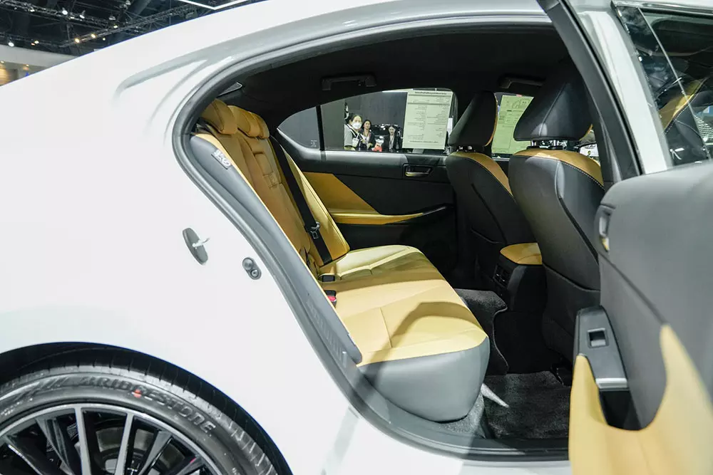 Hàng ghế sau của Lexus IS300h Luxury 2026