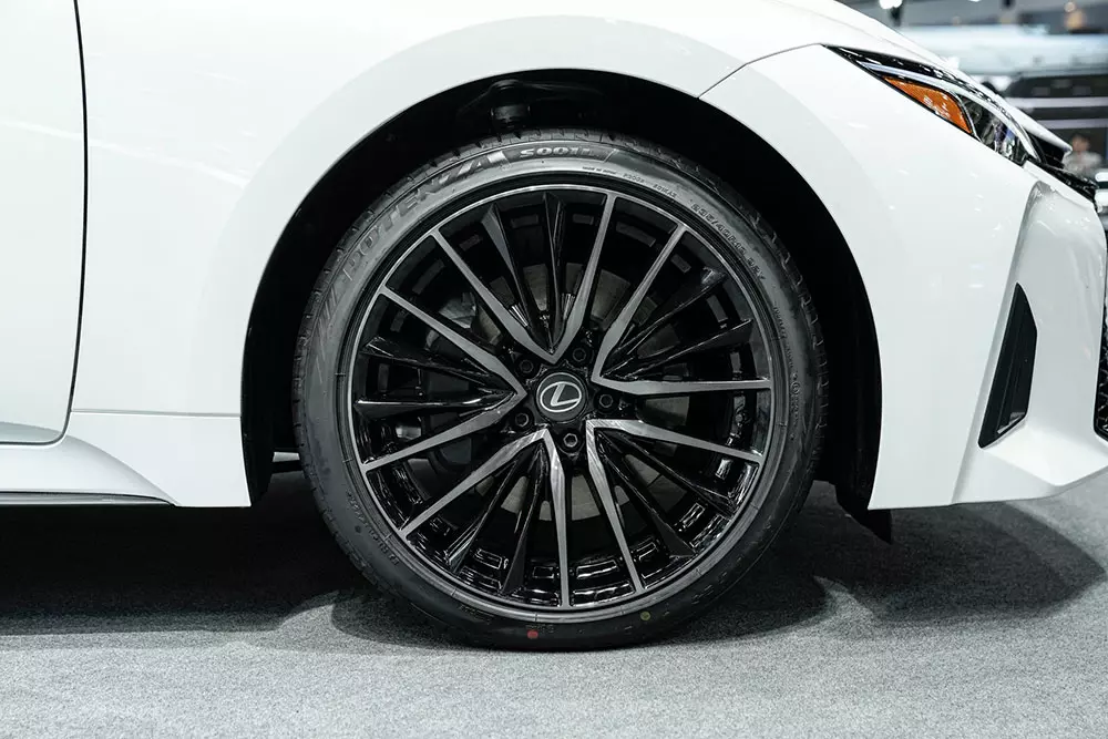 Lexus IS300h Luxury 2026 được bổ sung mâm hợp kim 19 inch mới