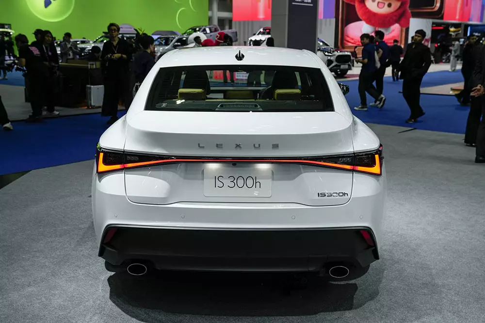 Cản trước và sau của Lexus IS300h Luxury 2026 đã được cải tiến