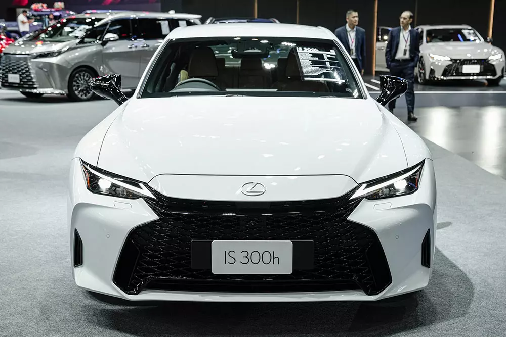 Lexus IS300h Luxury 2026 được trang bị lưới tản nhiệt mới