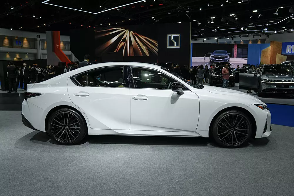 Lexus IS300h Luxury 2026 được nâng cấp cả trang bị an toàn