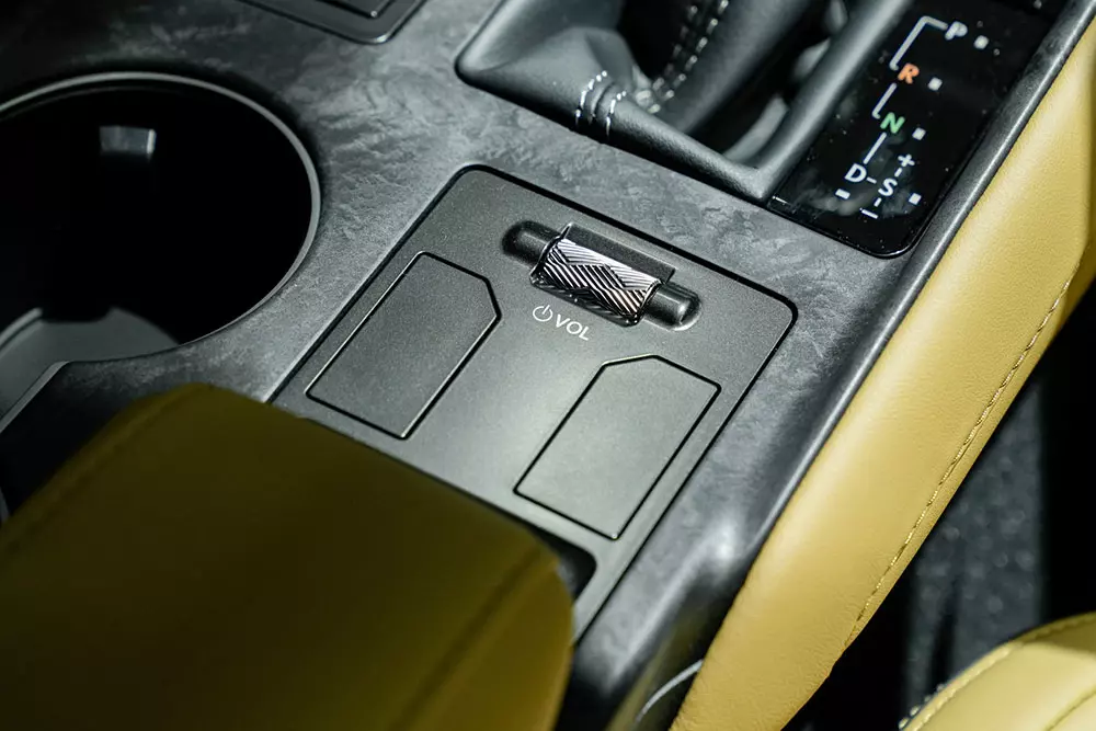 Nút cuộn để chỉnh âm lượng của Lexus IS300h Luxury 2026