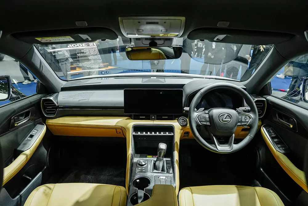 Khoang lái của Lexus IS300h Luxury 2026