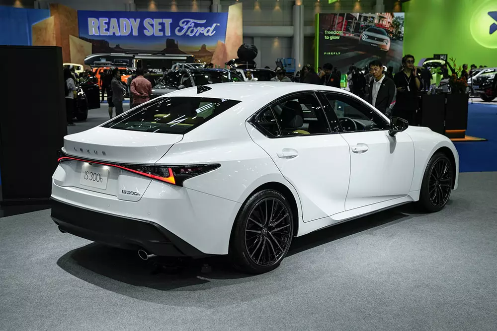 Chiếc Lexus IS300h 2026 trong ảnh thuộc bản Luxury