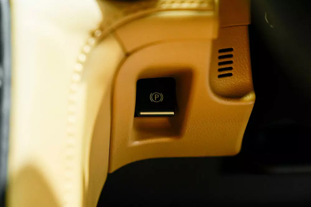 Phanh điện tử của Lexus IS300h Luxury 2026