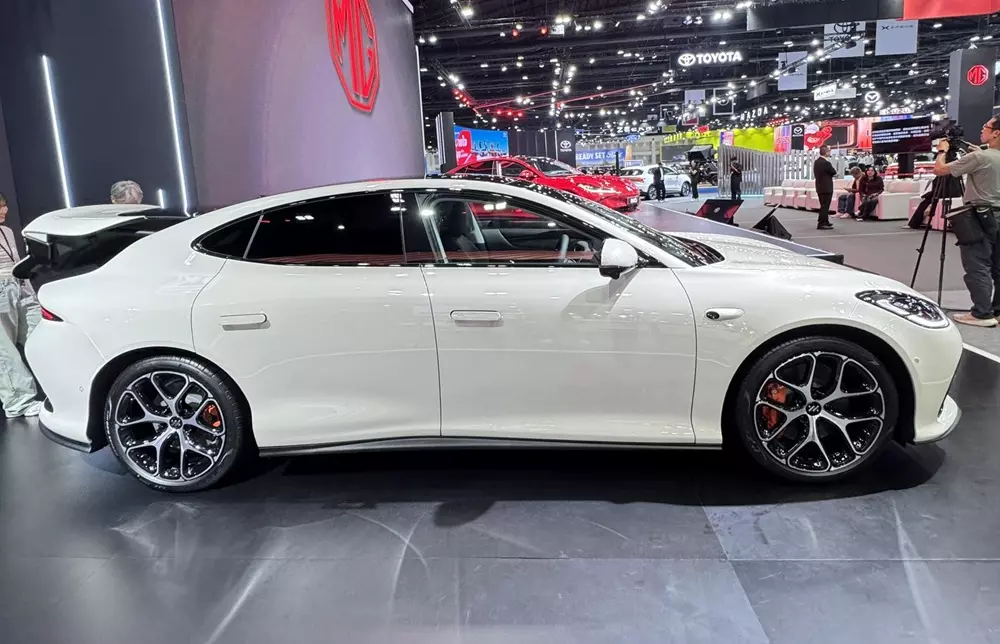 MG IM5 nằm chung phân khúc với Toyota Camry và Mazda 6e MG IM5 nằm chung phân khúc với Toyota Camry và Mazda 6e