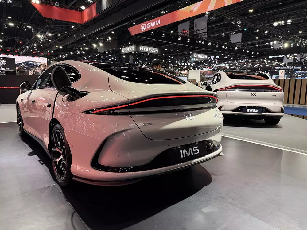 MG IM5 nhìn từ phía sau MG IM5 nhìn từ phía sau