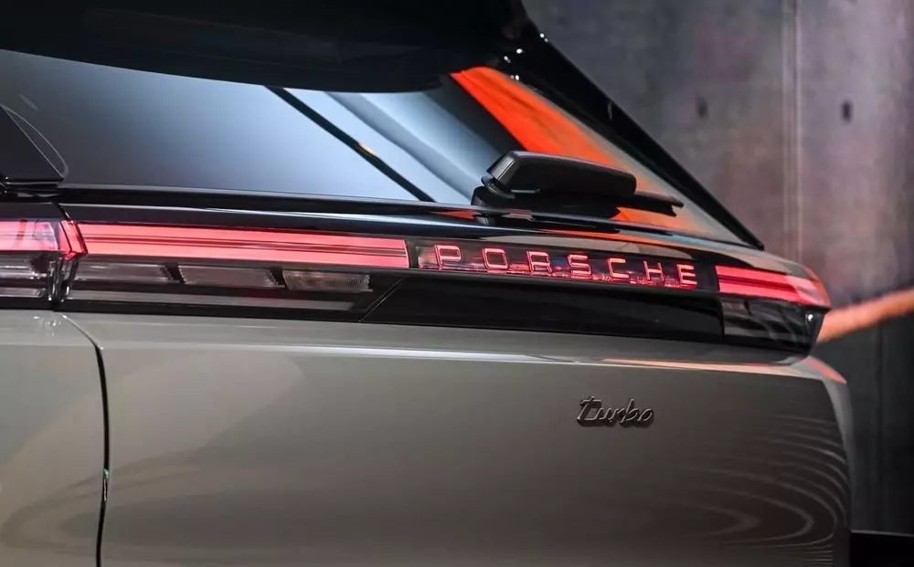 Logo phát sáng của Porsche Cayenne Electric Logo phát sáng của Porsche Cayenne Electric