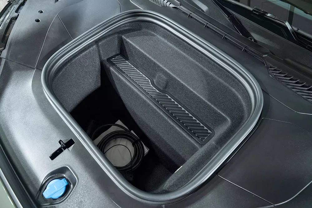 Ngăn chứa đồ dưới nắp ca-pô của Porsche Cayenne Electric Ngăn chứa đồ dưới nắp ca-pô của Porsche Cayenne Electric