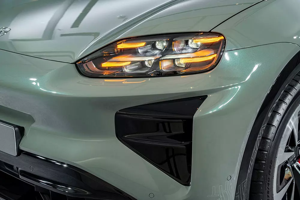 Cận cảnh đèn pha của Porsche Cayenne Electric Cận cảnh đèn pha của Porsche Cayenne Electric