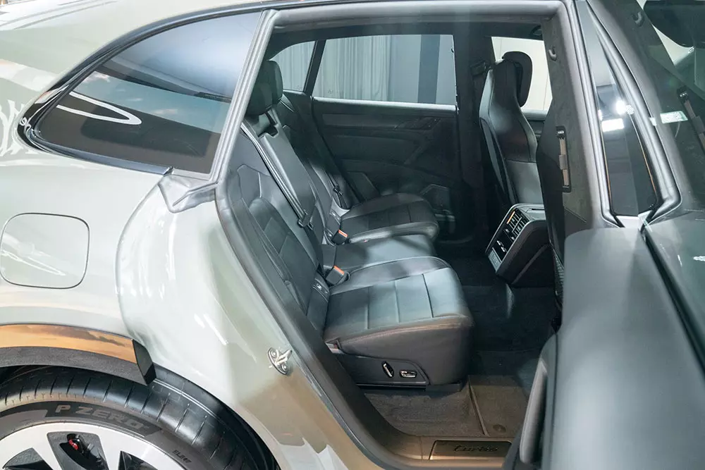 Hàng ghế sau rộng rãi của Porsche Cayenne Electric Hàng ghế sau rộng rãi của Porsche Cayenne Electric