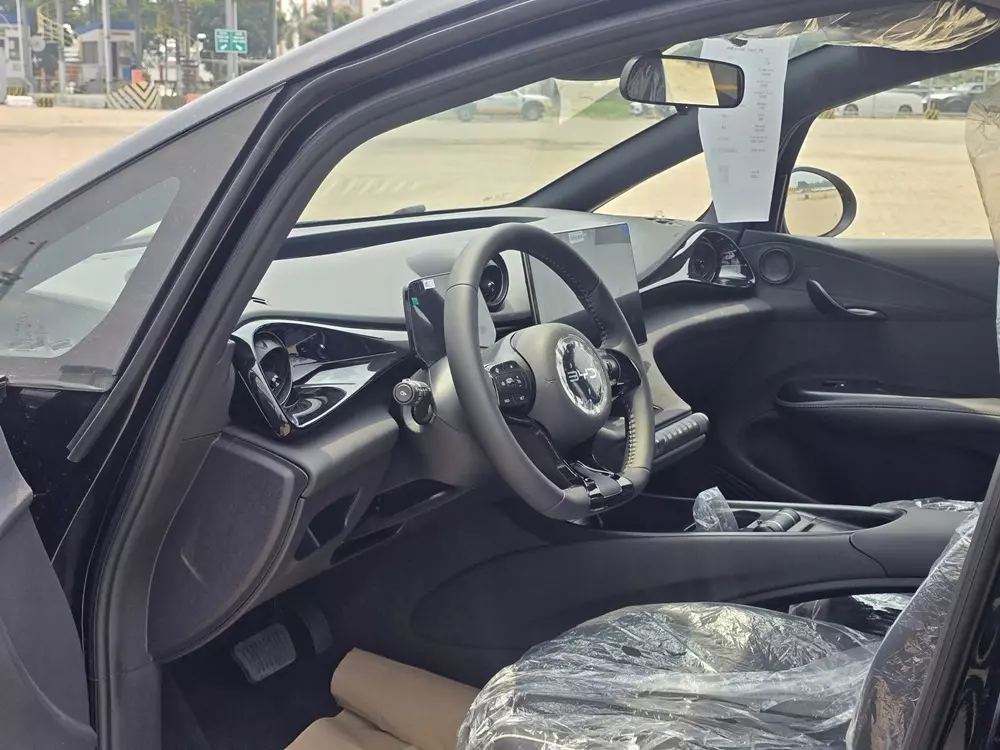 BYD Dolphin 2026 có màu nội thất mới là đen phối xám BYD Dolphin 2026 có màu nội thất mới là đen phối xám