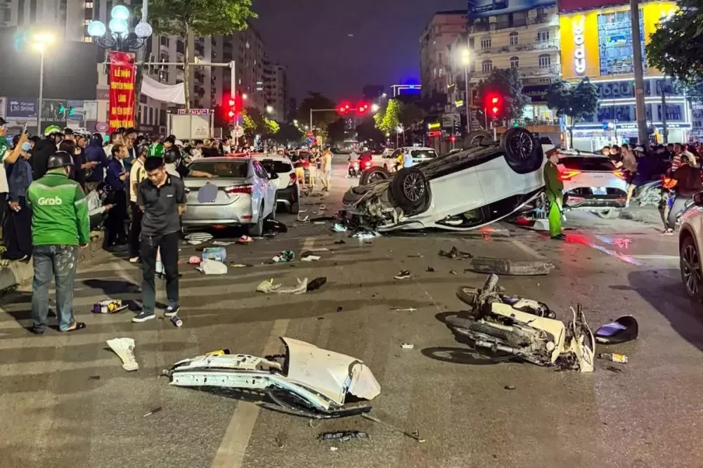 Các mảnh vỡ của những chiếc xe bị tai nạn nằm vương vãi tại hiện trường