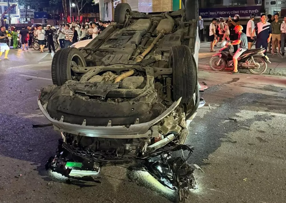 Chiếc Lexus bị lật ngửa và hư hỏng nặng