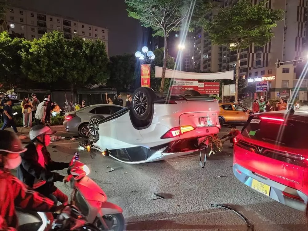 Người lái chiếc Lexus đã gây tai nạn cho 5 chiếc ô tô và 1 xe máy