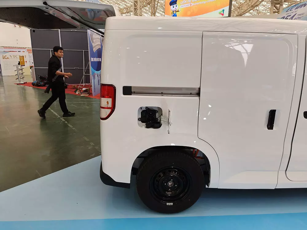 Cửa lùa của VinFast EC Van nằm cùng bên với cổng sạc