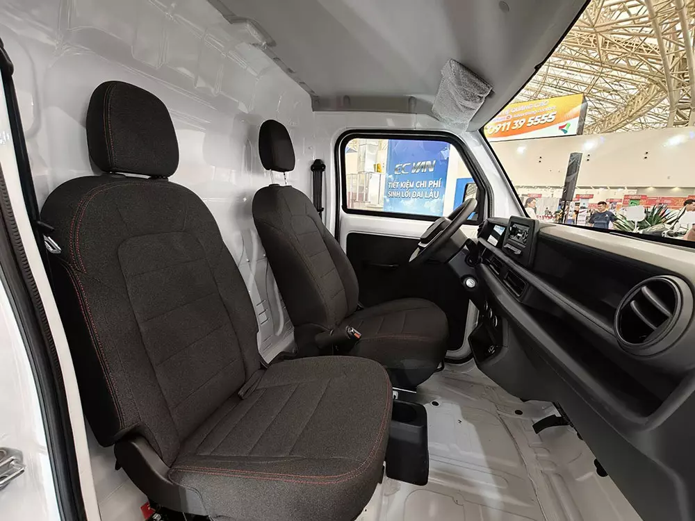 VinFast EC Van dùng ghế bọc nỉ chỉnh tay