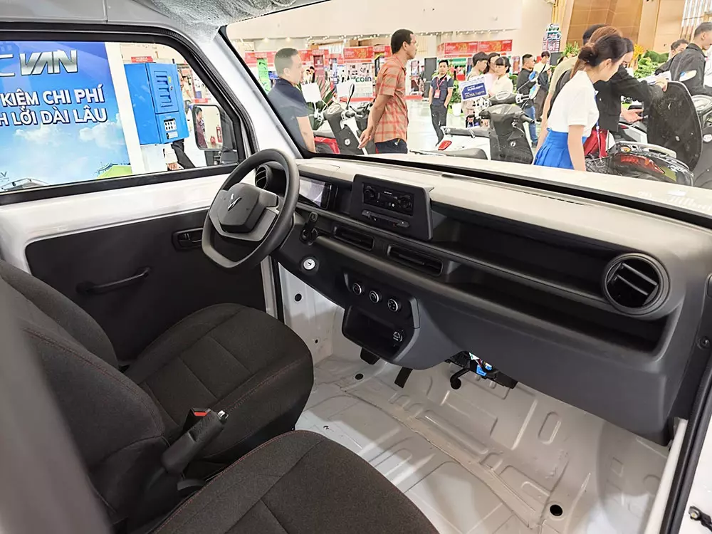 Trang bị tiện nghi của VinFast EC Van khá đơn sơ