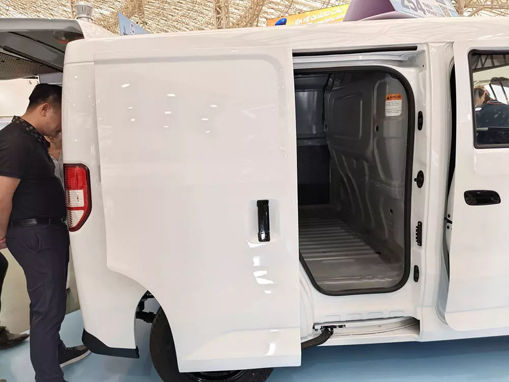 VinFast EC Van được trang bị 1 cửa lùa ở sườn bên phải