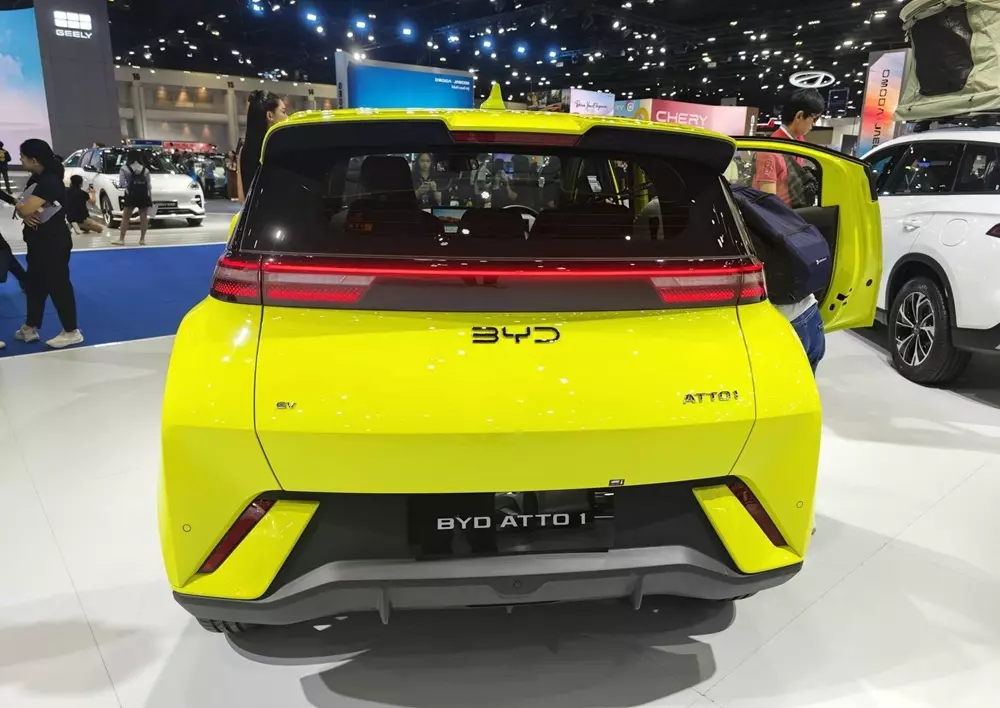 BYD Atto 1 màu xanh cốm đặc trưng