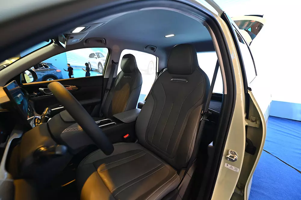 Geely EX2 bản cao cấp có ghế trước chỉnh điện