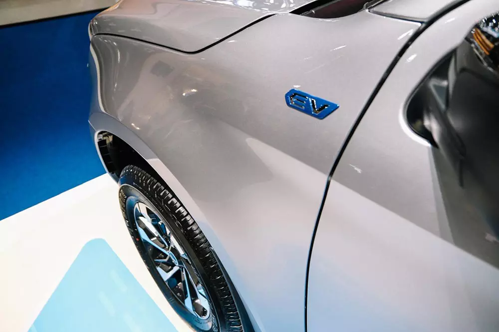 Isuzu D-Max EV có logo EV ở chắn bùn trước