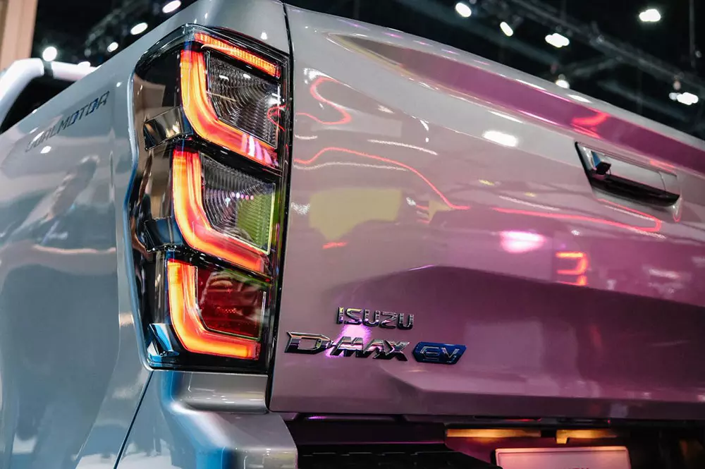Isuzu D-Max EV có logo EV ở cửa thùng sau