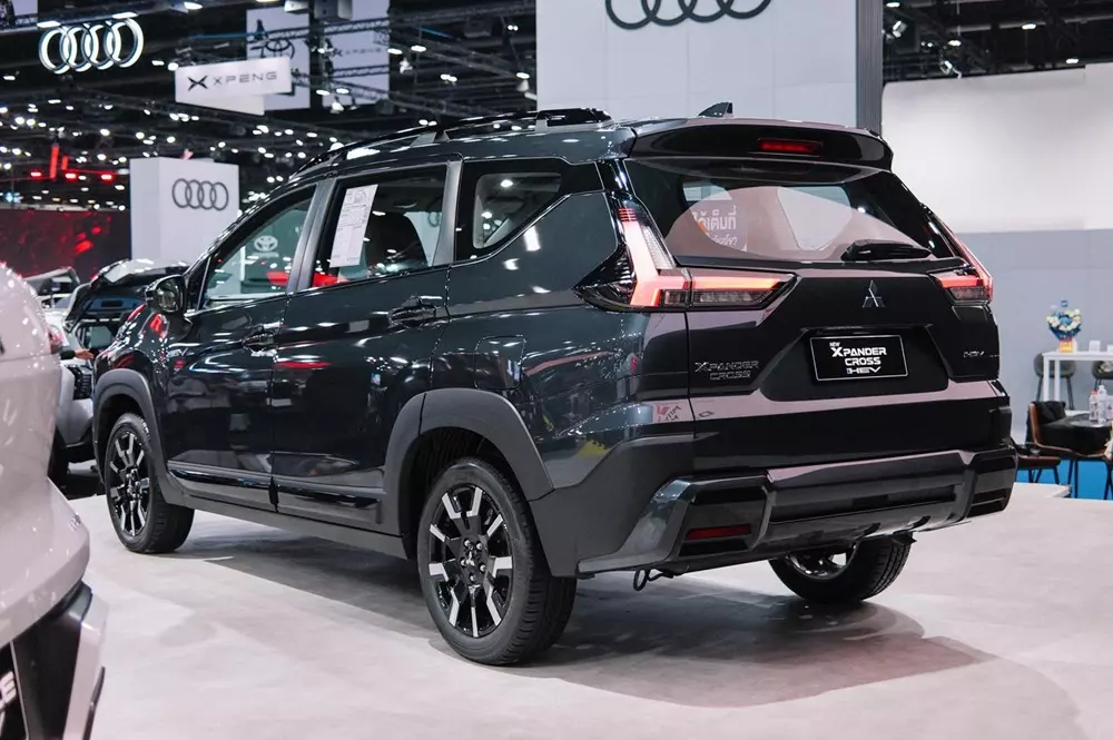 Mitsubishi Xpander Cross HEV 2026 có thiết kế hầm hố hơn bản thường Mitsubishi Xpander Cross HEV 2026 có thiết kế hầm hố hơn bản thường