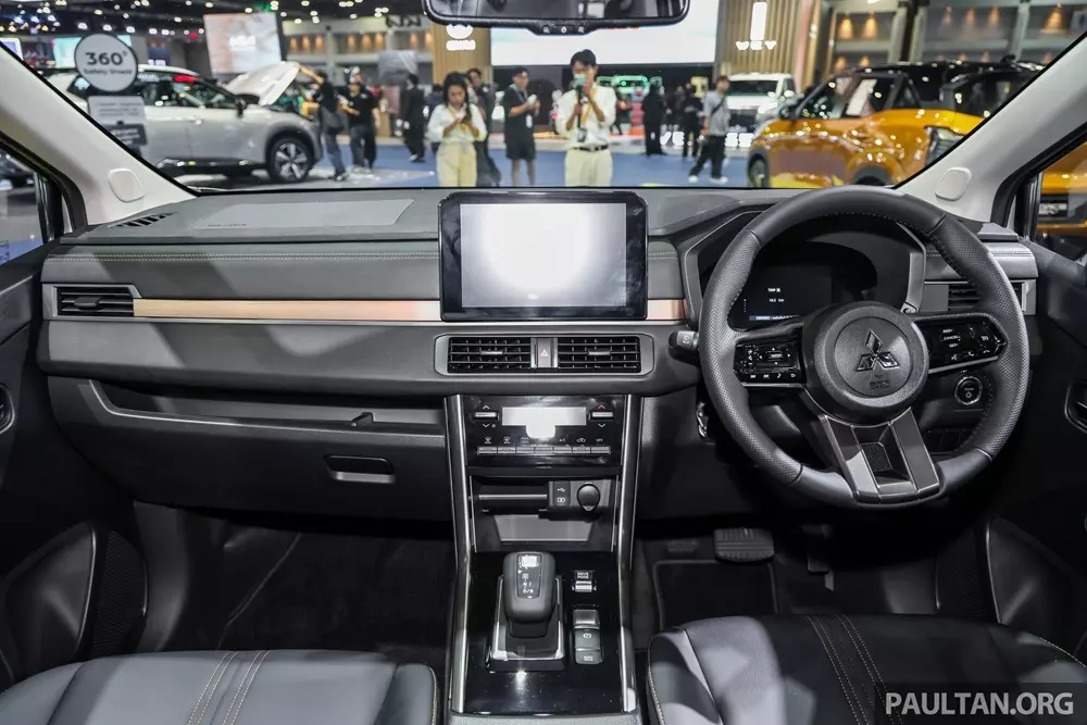 Khoang lái của Mitsubishi Xpander HEV 2026 có thêm trang bị mới Khoang lái của Mitsubishi Xpander HEV 2026 có thêm trang bị mới