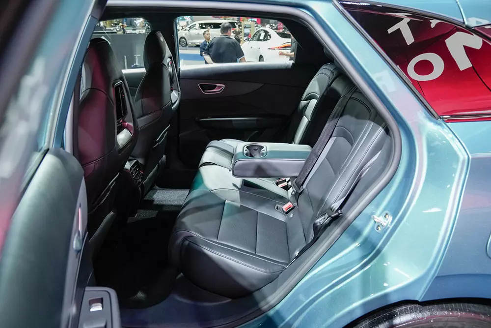 MG4 2026 được bổ sung bệ tì tay và cửa gió cho hàng ghế sau MG4 2026 được bổ sung bệ tì tay và cửa gió cho hàng ghế sau