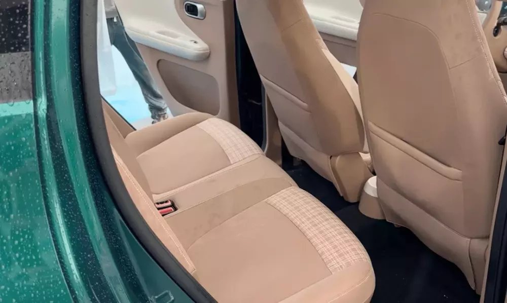 Ghế sau của Wuling Hongguang Mini EV 2026 có thể gập xuống để tăng khả năng chứa đồ