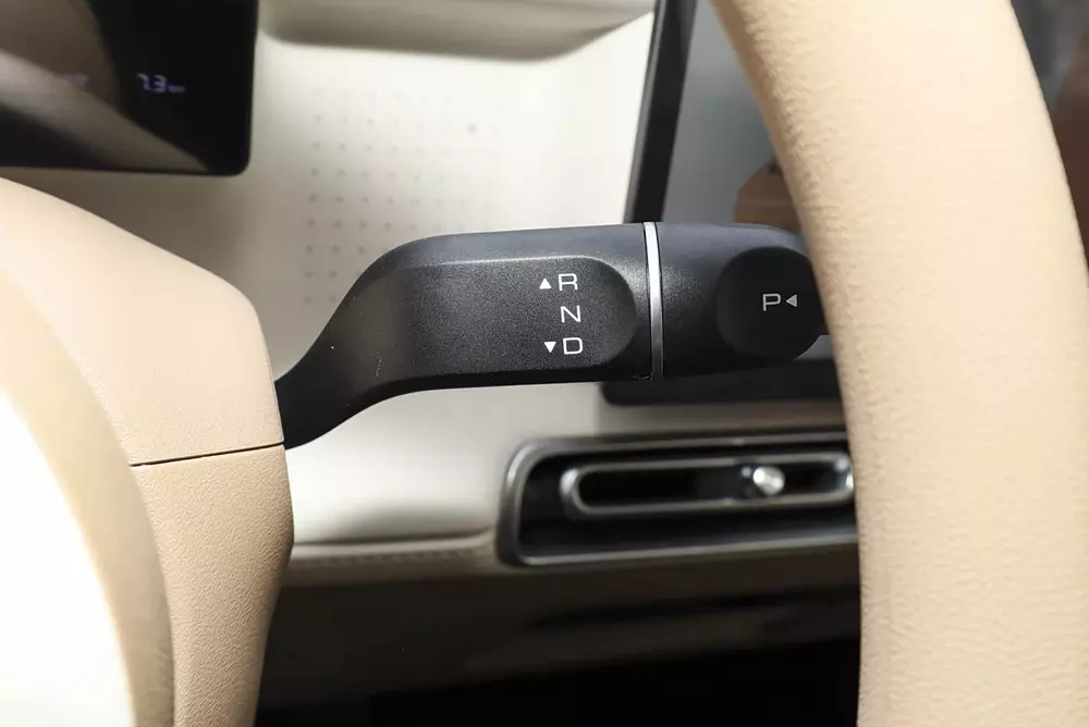 Cần số của Wuling Hongguang Mini EV 2026 nằm sau vô lăng