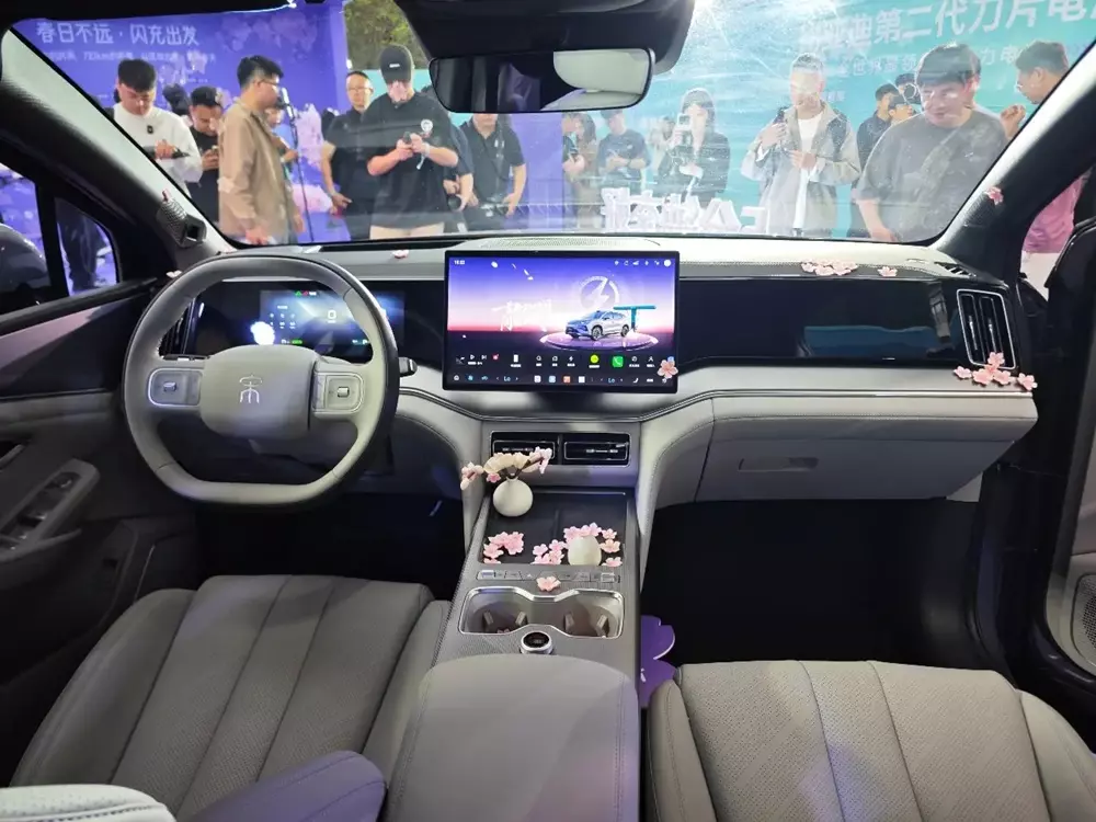 Khoang lái của BYD Song Ultra EV 2026 