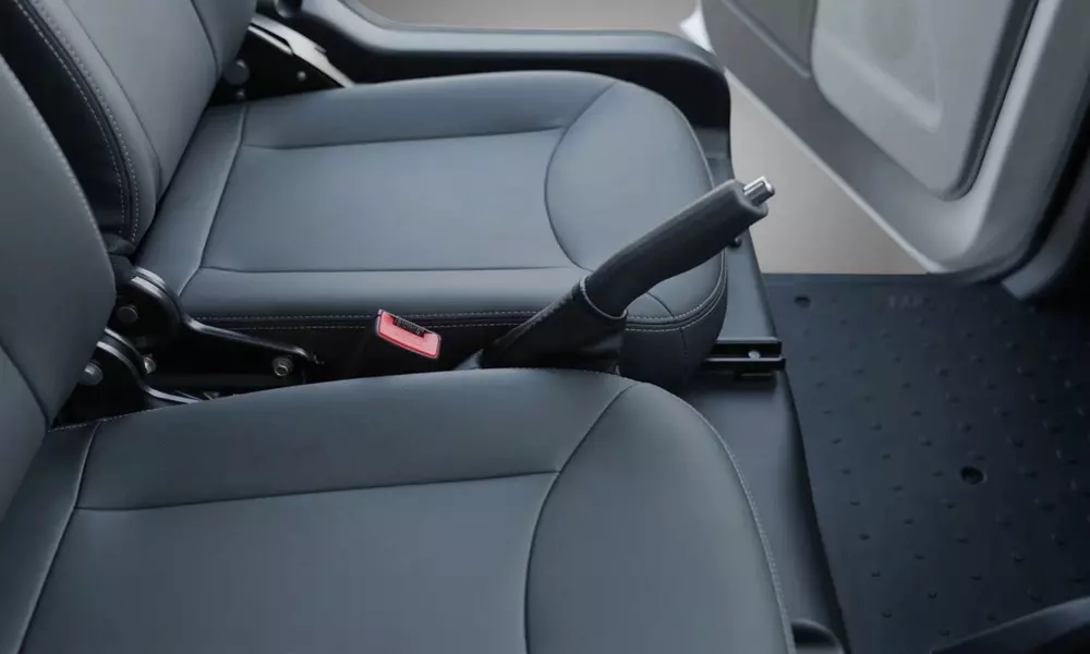 Nano S05 được trang bị phanh tay chỉnh cơ