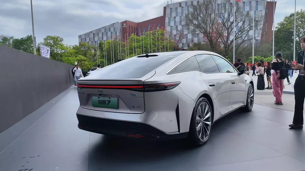 Toyota bZ7 có phạm vi di chuyển tối đa 710 km