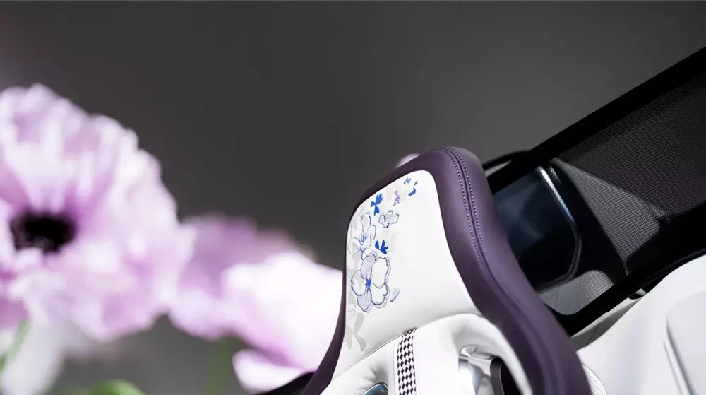 Họa tiết hoa oải hương trên tựa đầu ghế của Bugatti W16 Mistral “Caroline Họa tiết hoa oải hương trên tựa đầu ghế của Bugatti W16 Mistral “Caroline