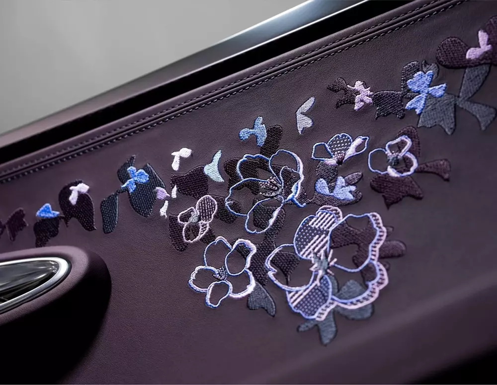 Họa tiết hoa oải hương trên táp-pi cửa Họa tiết hoa oải hương trên táp-pi cửa