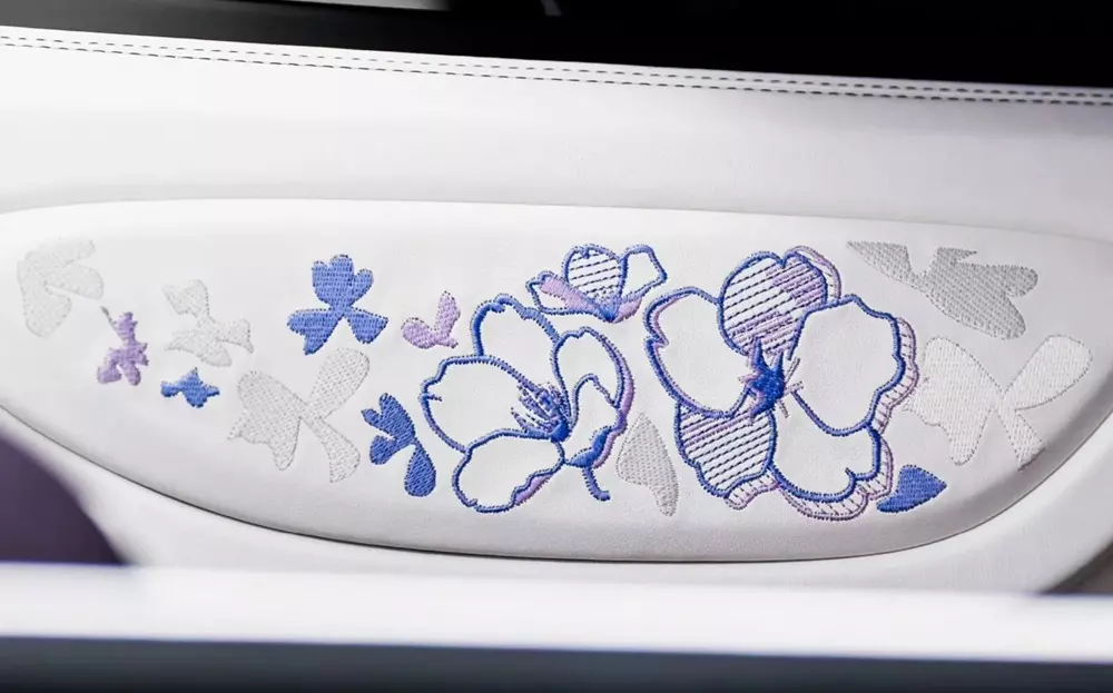 Họa tiết hoa oải hương ở hai bên cụm điều khiển trung tâm Họa tiết hoa oải hương ở hai bên cụm điều khiển trung tâm