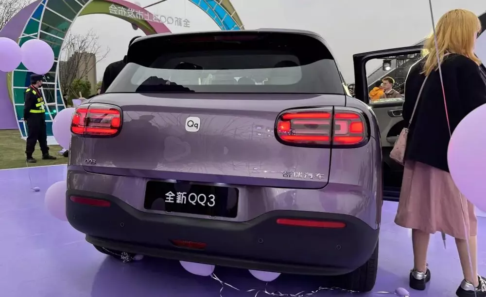 Đèn pha và đèn hậu LED của Chery QQ3 đều có đồ họa hình chữ Q bên trong