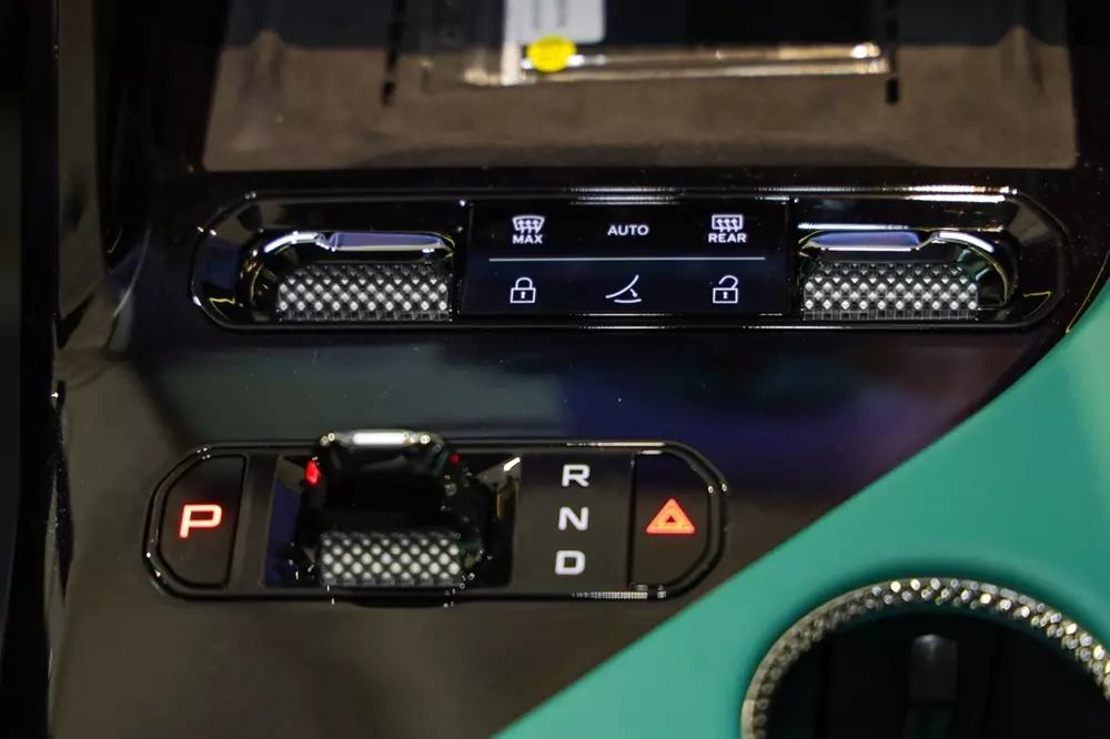 Nút cuộn chuyển số điện tử trên cụm điều khiển trung tâm của Lotus Eletre X